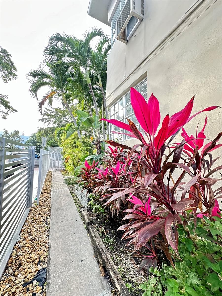 A12043829 — Miami Beach — 19
