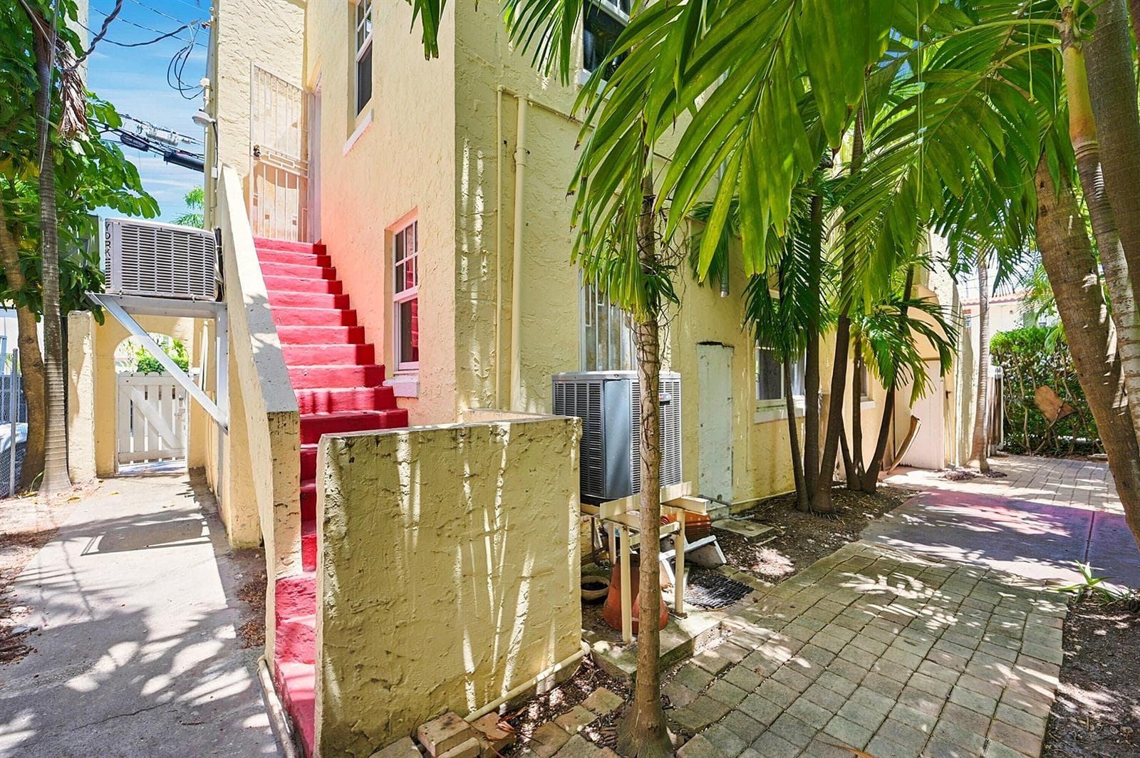 B26045735 — Miami Beach — 12