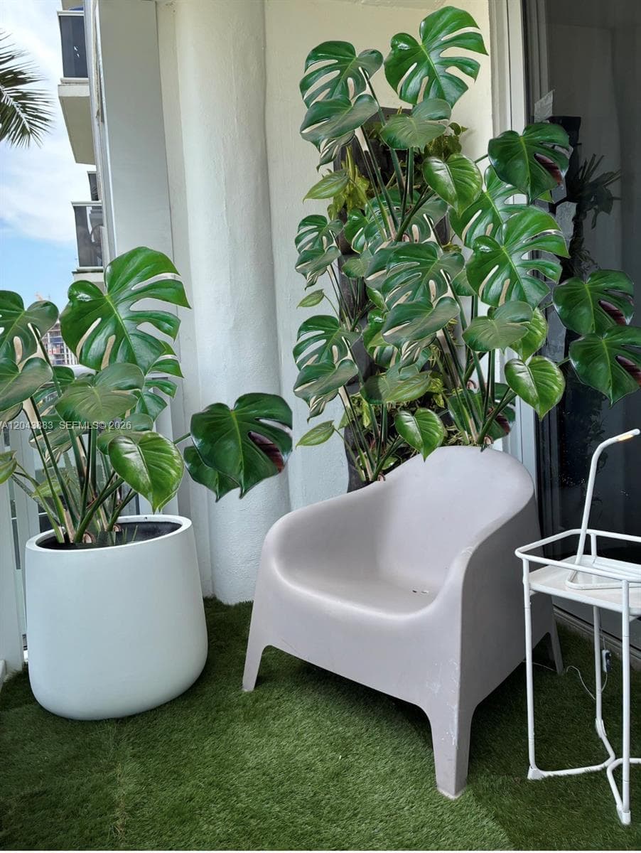 A12043883 — Miami Beach — 15