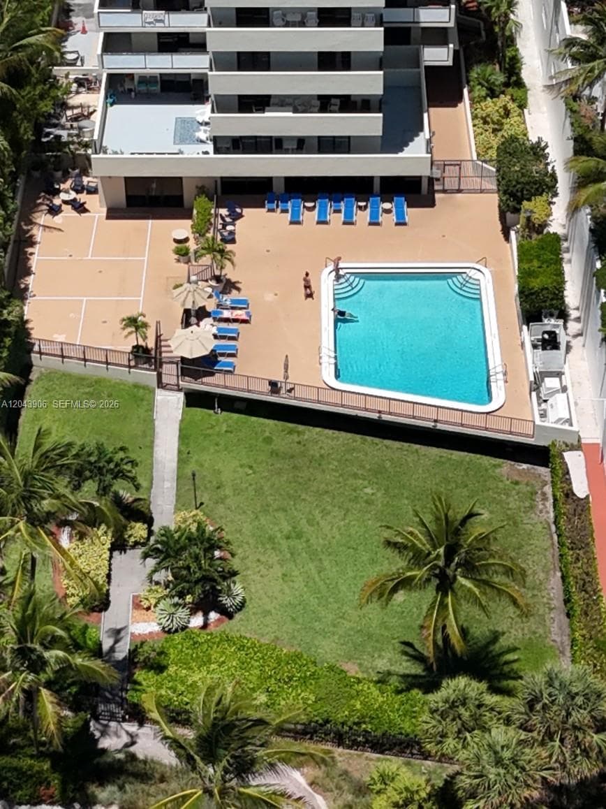 A12043906 — Miami Beach — 43