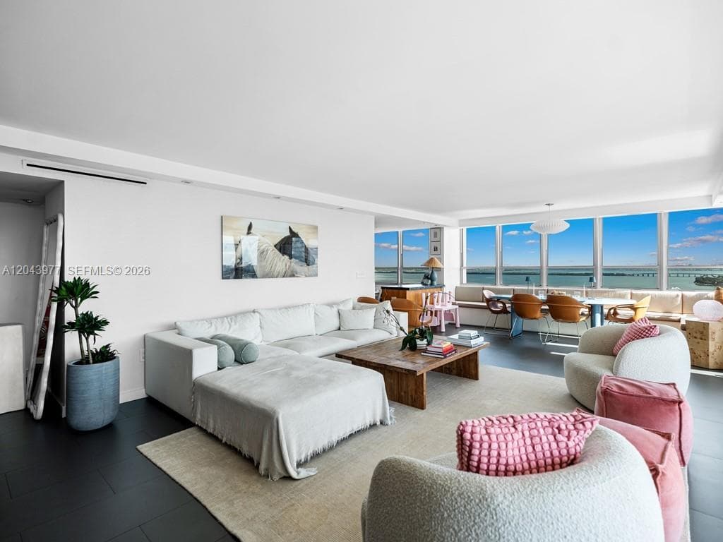 A12043977 — Miami Beach — 2