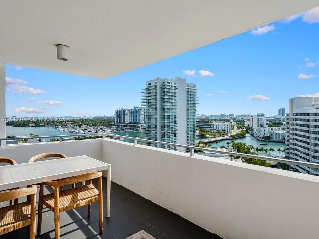 A12043977 — Miami Beach — 19