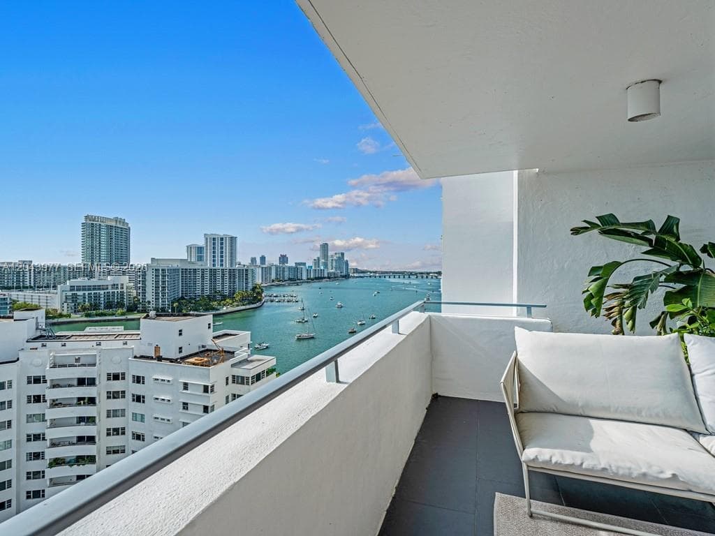 A12043977 — Miami Beach — 21