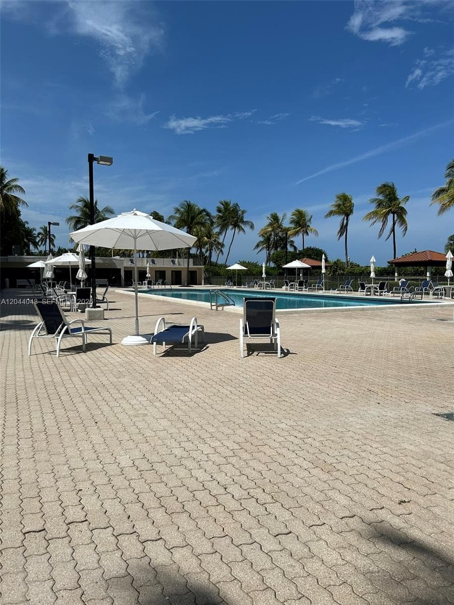 A12044048 — Miami Beach — 10
