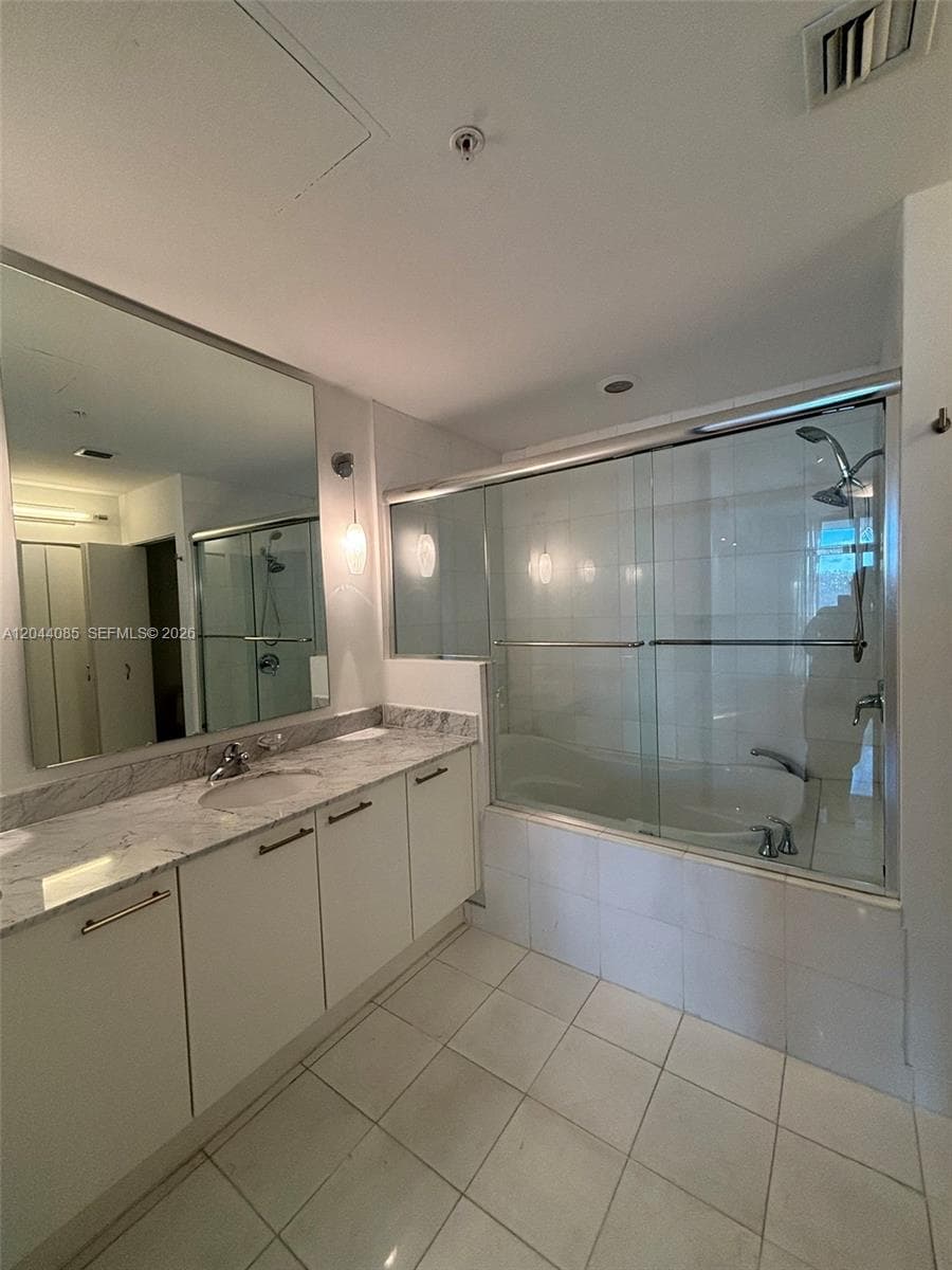 A12044085 — Miami Beach — 29