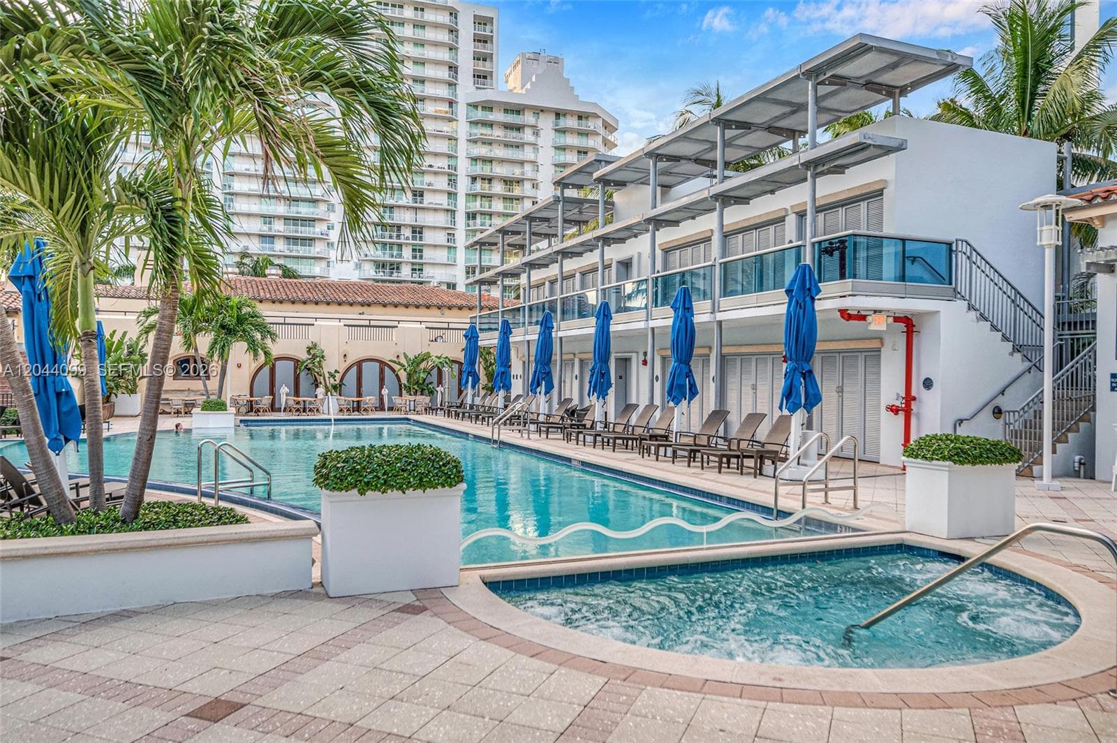 A12044099 — Miami Beach — 32