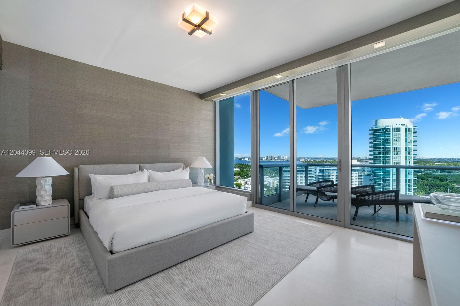 A12044099 — Miami Beach — 20