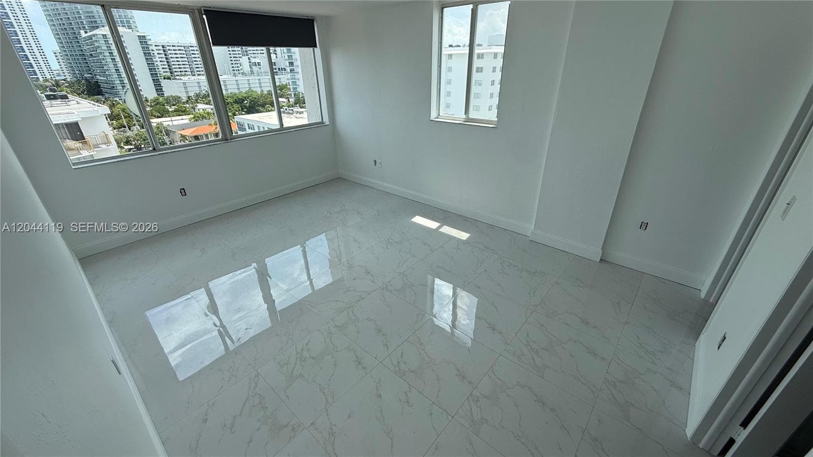 A12044119 — Miami Beach — 8