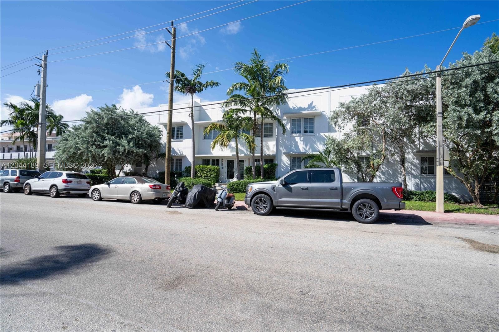 A12044189 — Miami Beach — 19