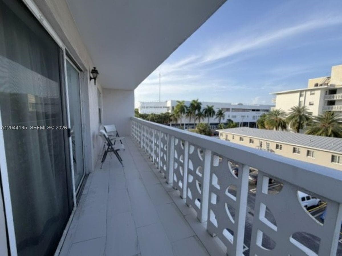 A12044195 — Miami Beach — 17