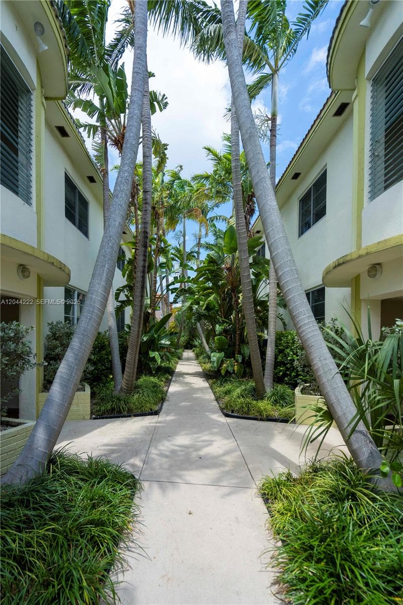 A12044222 — Miami Beach — 18