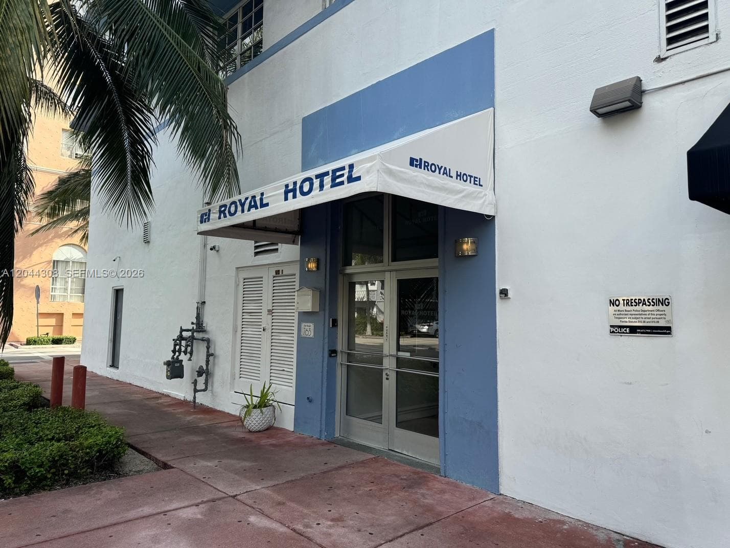 A12044308 — Miami Beach — 2