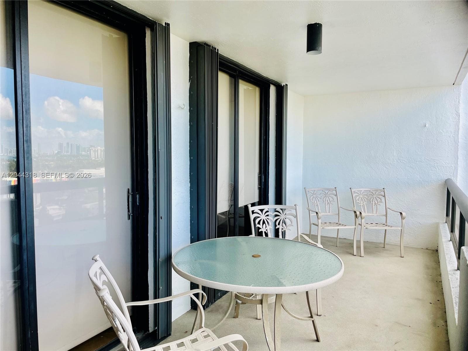 A12044318 — Miami Beach — 2