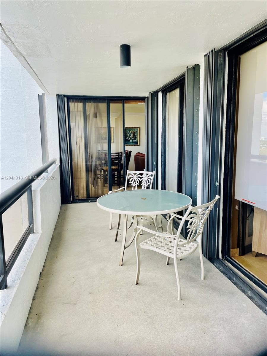 A12044318 — Miami Beach — 3