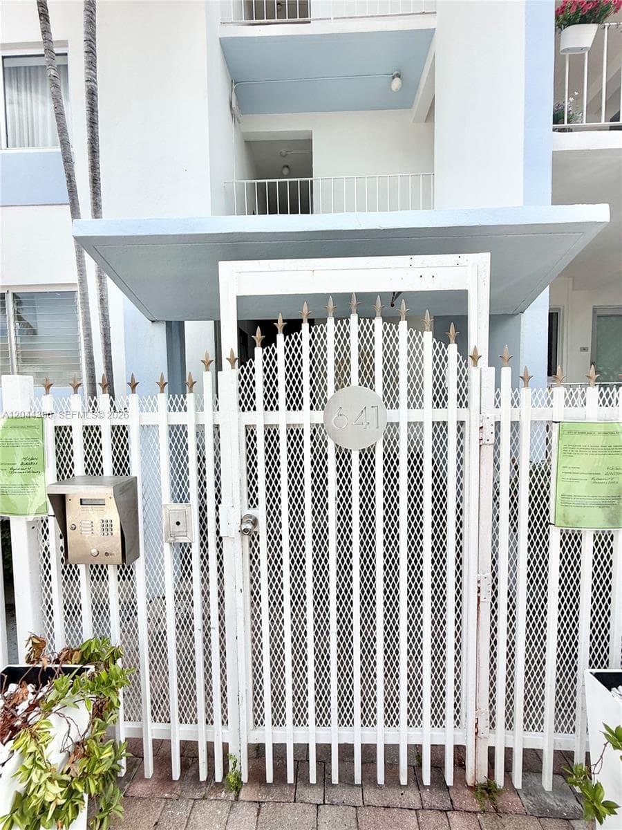 A12044396 — Miami Beach — 18