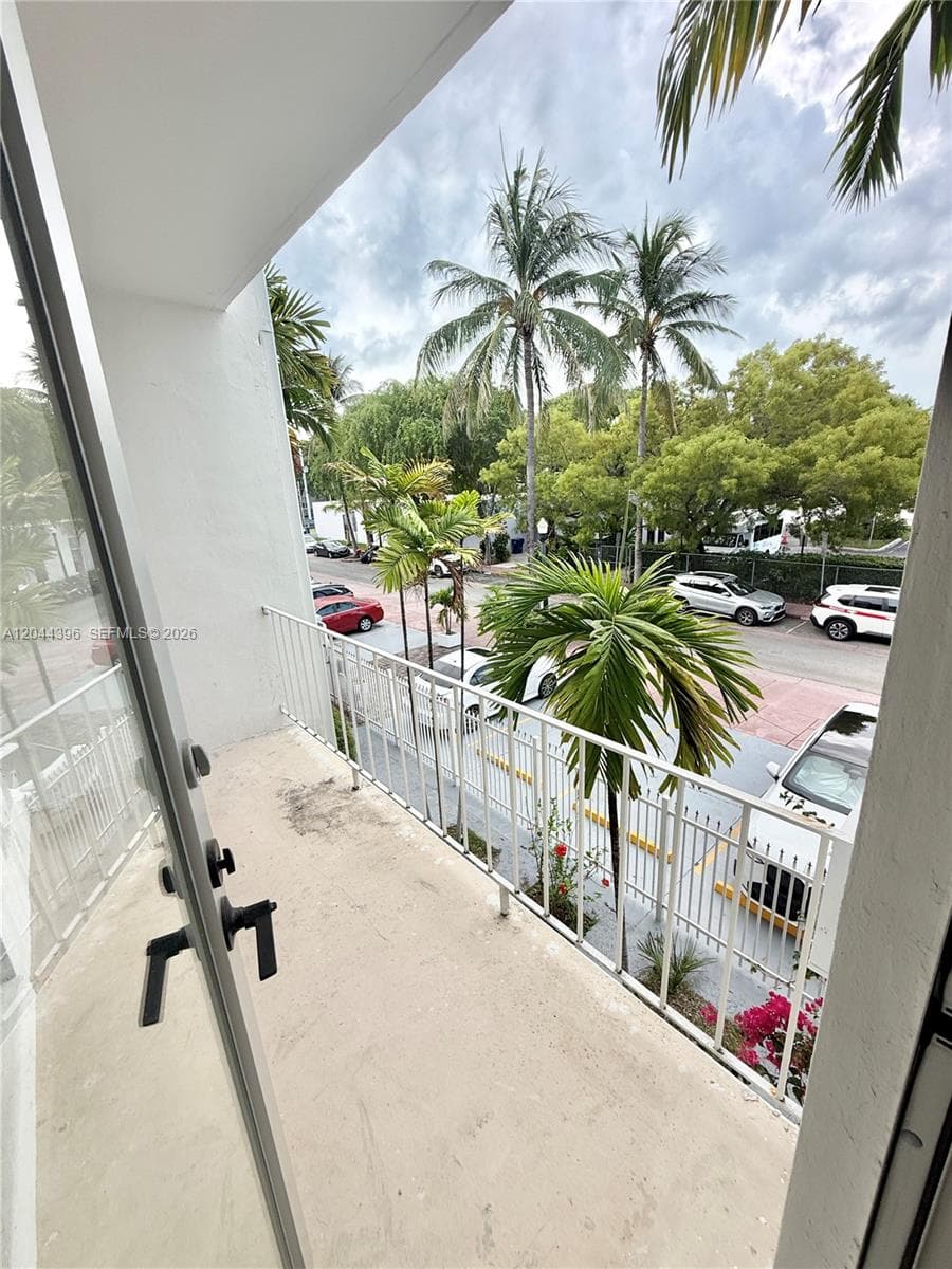 A12044396 — Miami Beach — 11