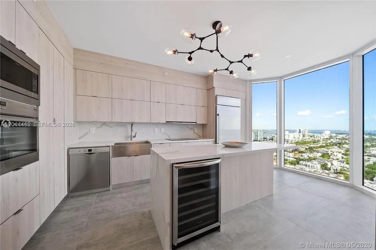 A12044469 — Miami Beach