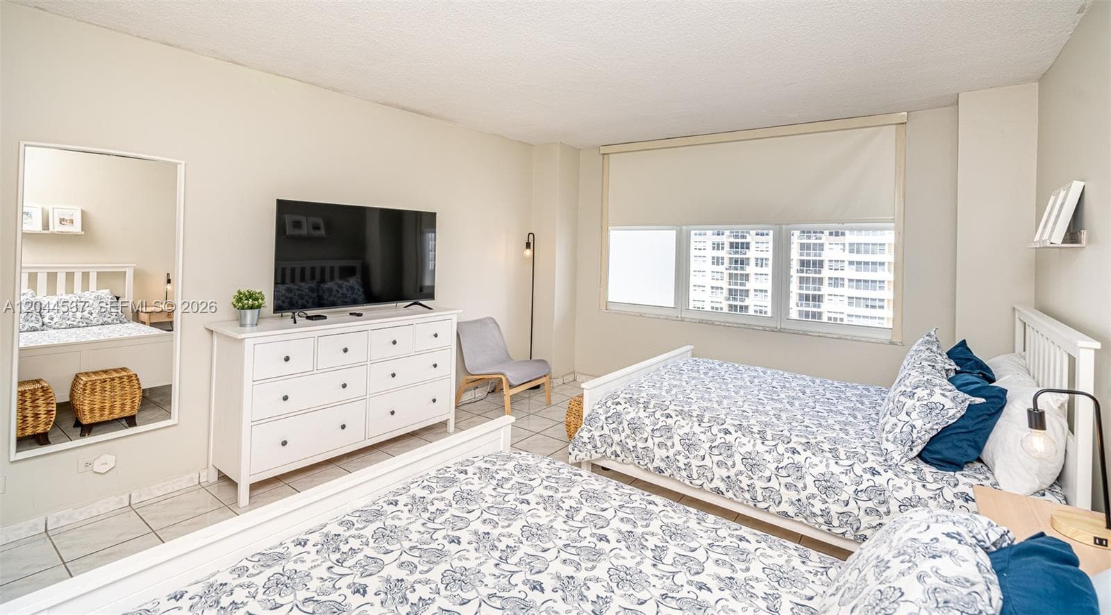 A12044537 — Miami Beach — 17