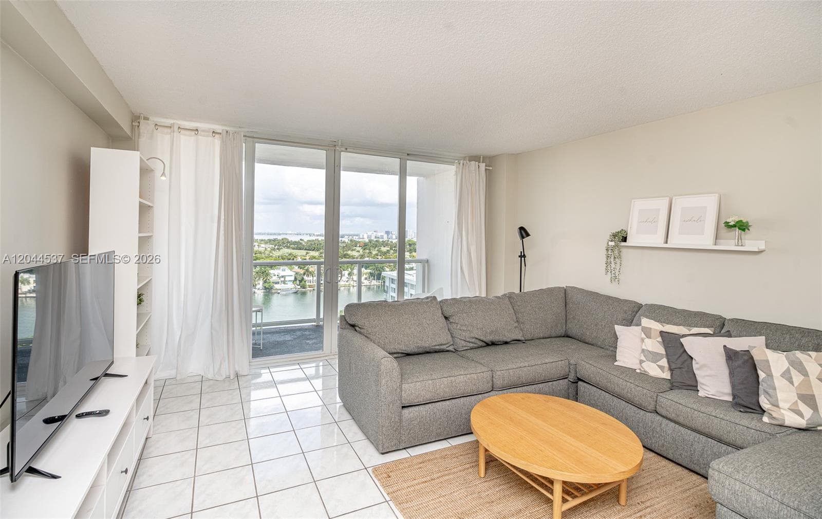 A12044537 — Miami Beach — 7