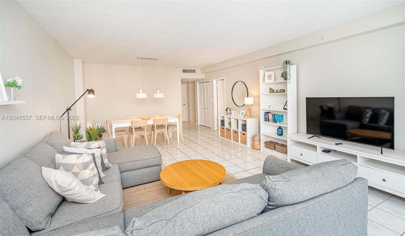 A12044537 — Miami Beach