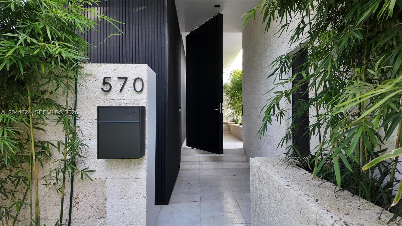 A12044624 — Miami Beach — 2