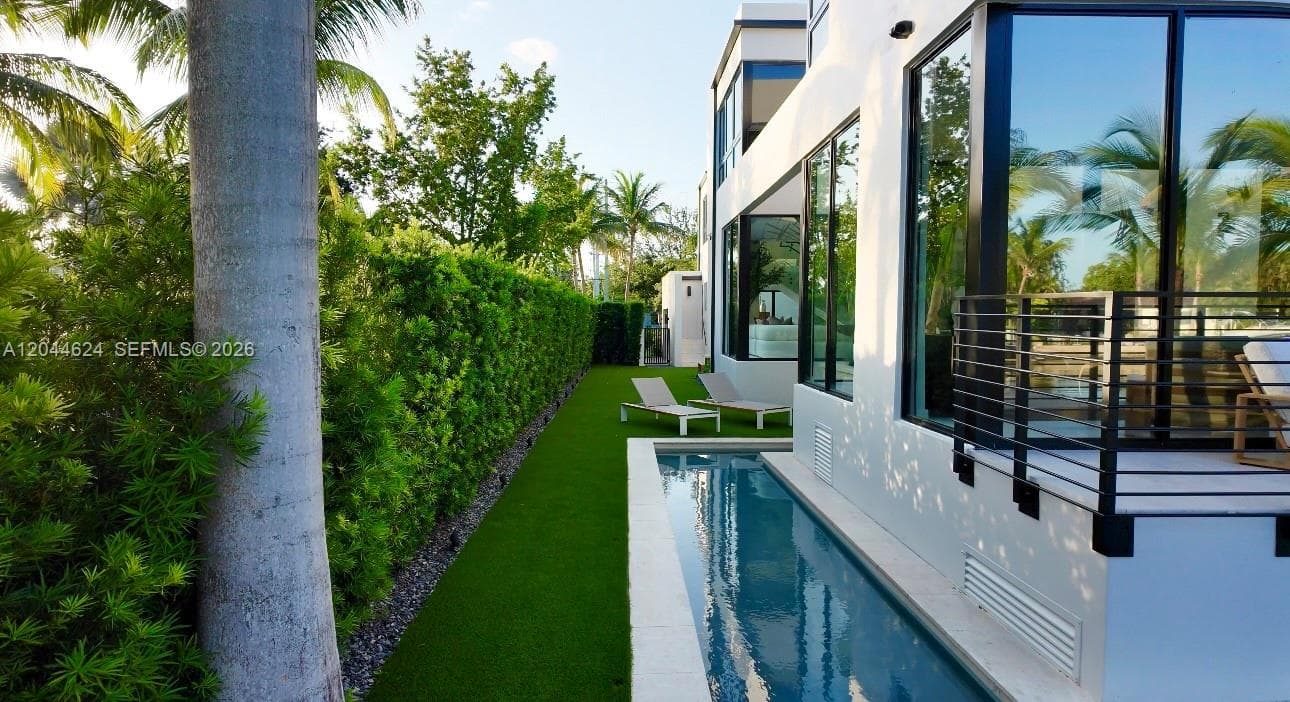A12044624 — Miami Beach — 56