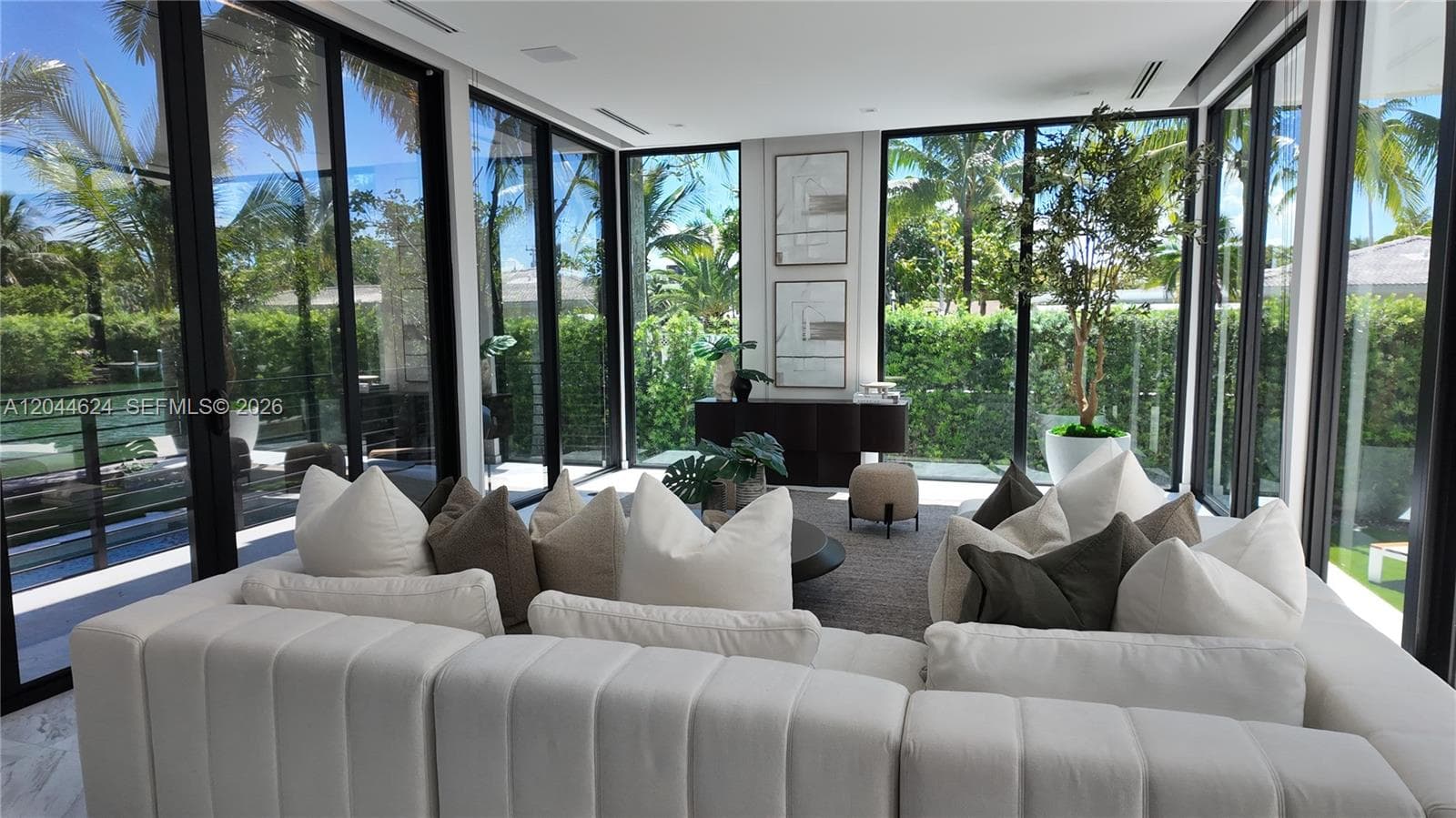A12044624 — Miami Beach — 13