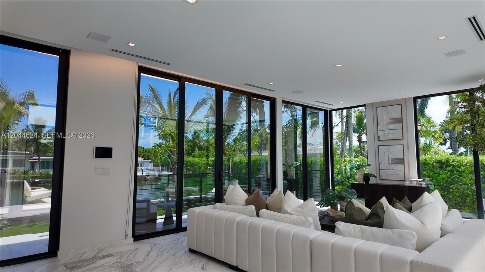 A12044624 — Miami Beach — 16
