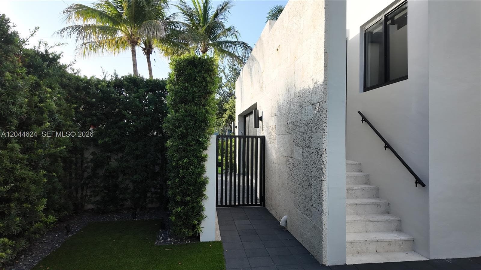 A12044624 — Miami Beach — 10