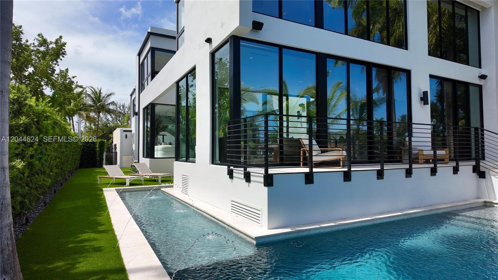 A12044624 — Miami Beach — 55