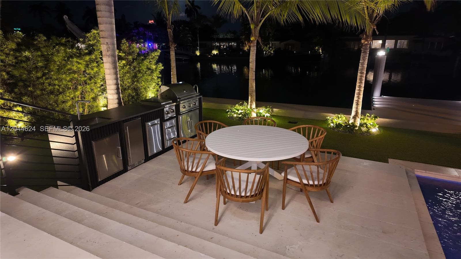 A12044624 — Miami Beach — 64