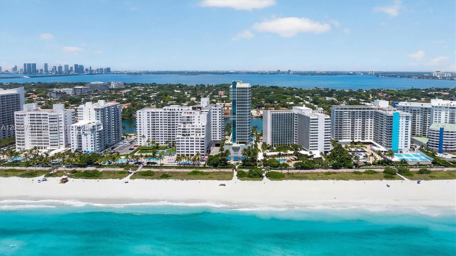 A12044751 — Miami Beach — 40