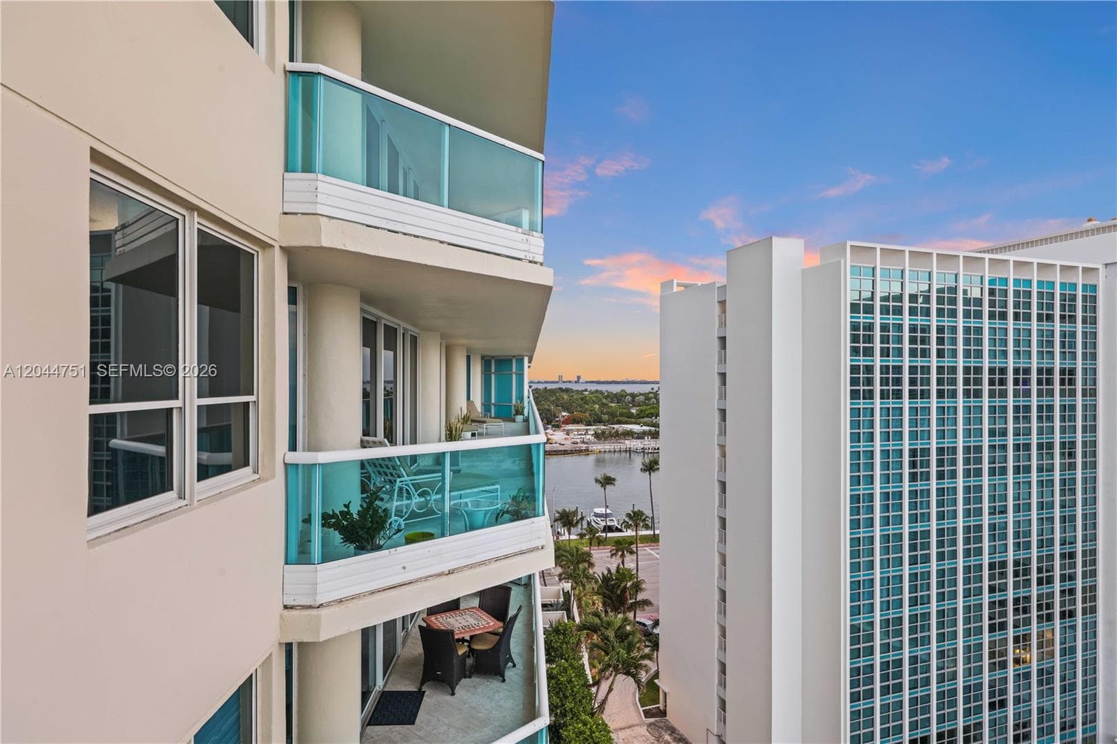 A12044751 — Miami Beach — 64