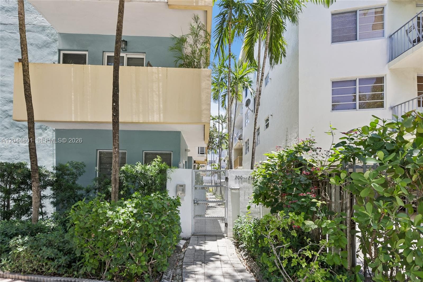 A12044801 — Miami Beach — 30