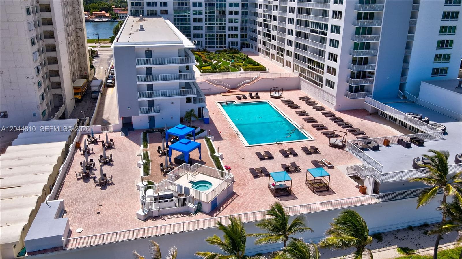 A12044810 — Miami Beach — 40