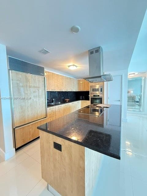 A12044875 — Miami Beach — 7