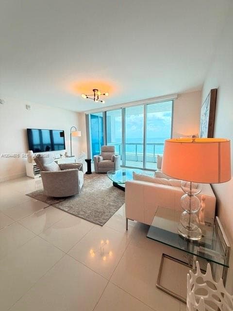 A12044875 — Miami Beach