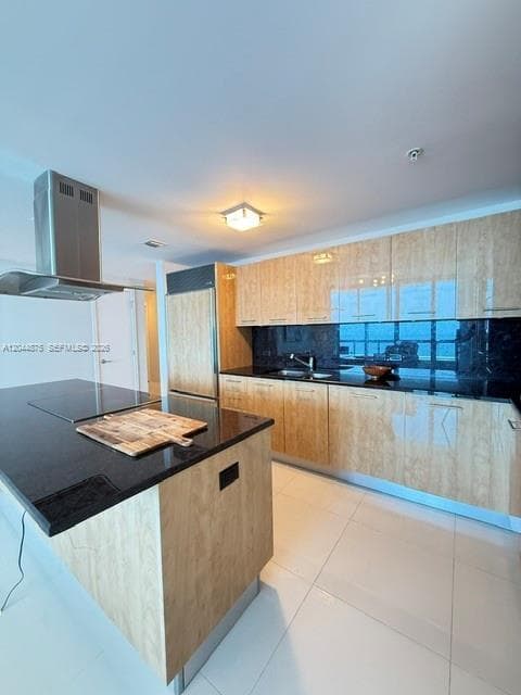 A12044875 — Miami Beach — 9