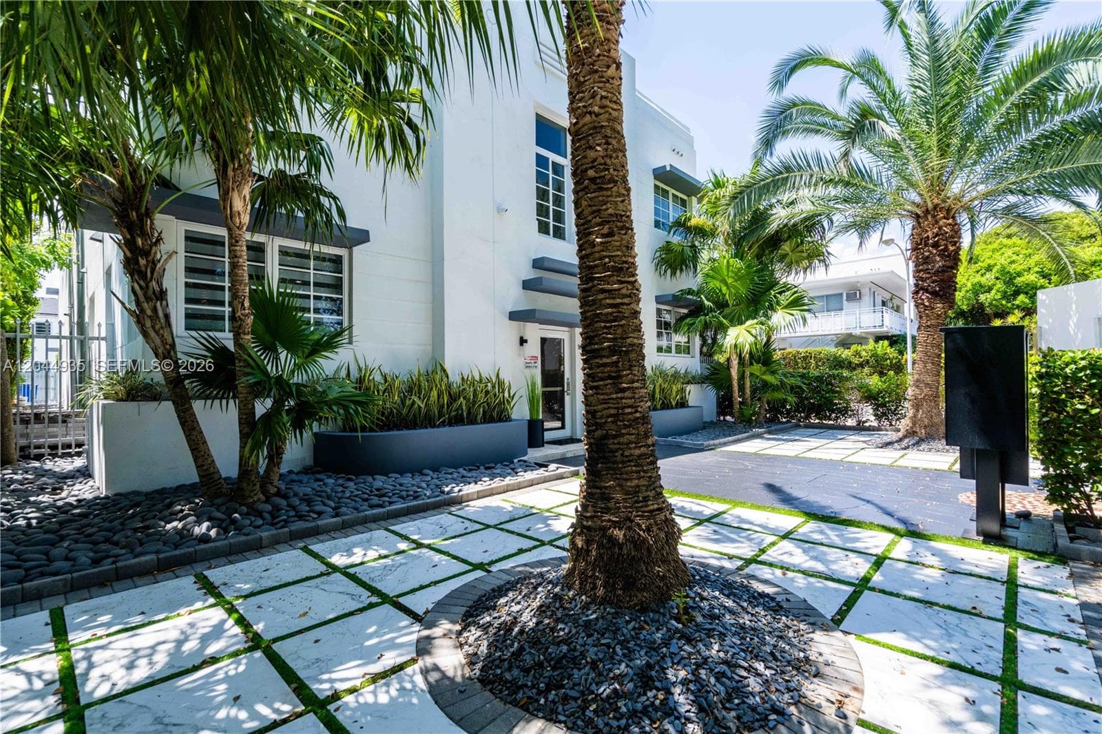 A12044935 — Miami Beach — 4