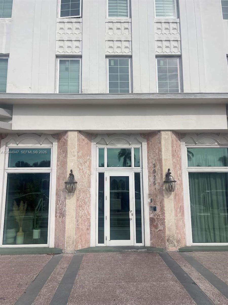 A12044947 — Miami Beach — 5