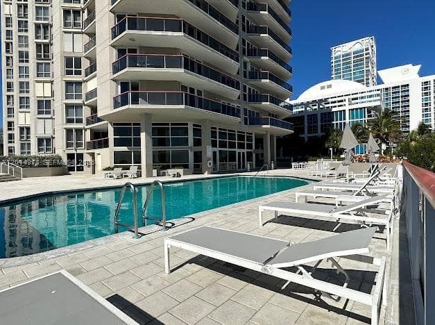 A12044978 — Miami Beach — 27