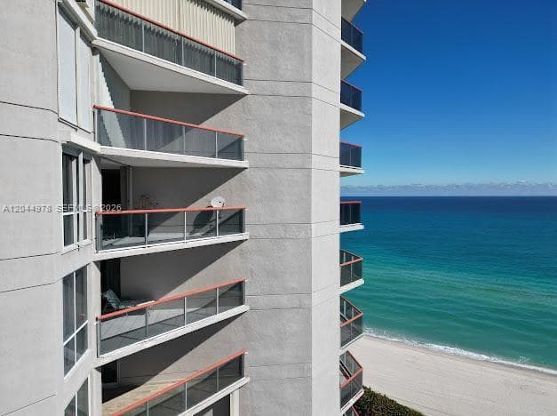 A12044978 — Miami Beach — 17