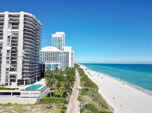 A12044978 — Miami Beach — 16