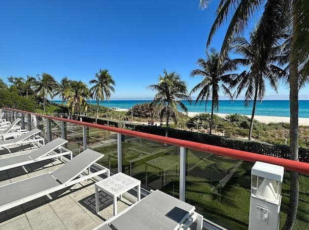 A12044978 — Miami Beach — 26