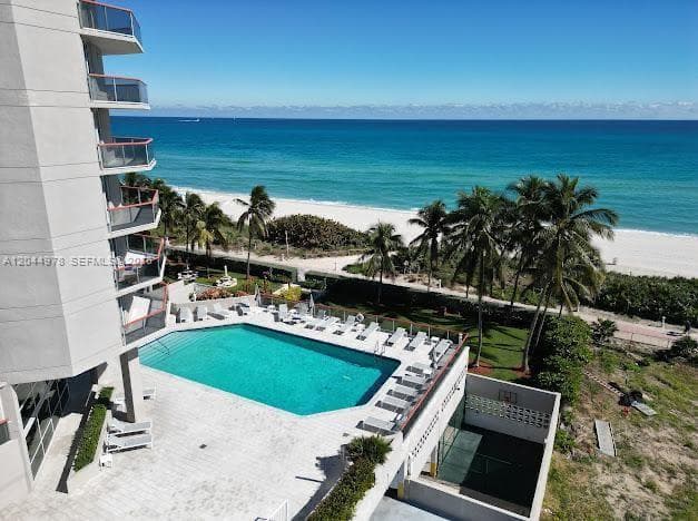 A12044978 — Miami Beach — 18