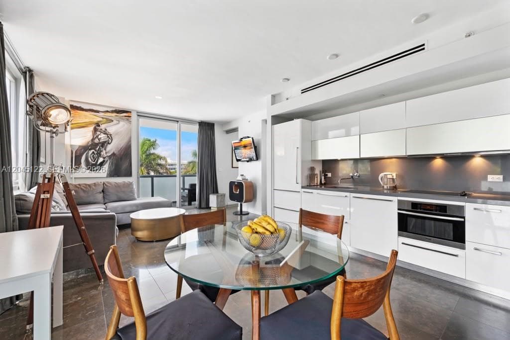 A12045122 — Miami Beach