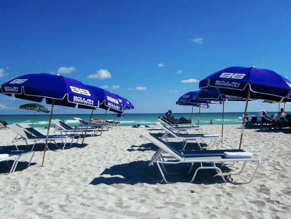 A12045122 — Miami Beach — 10