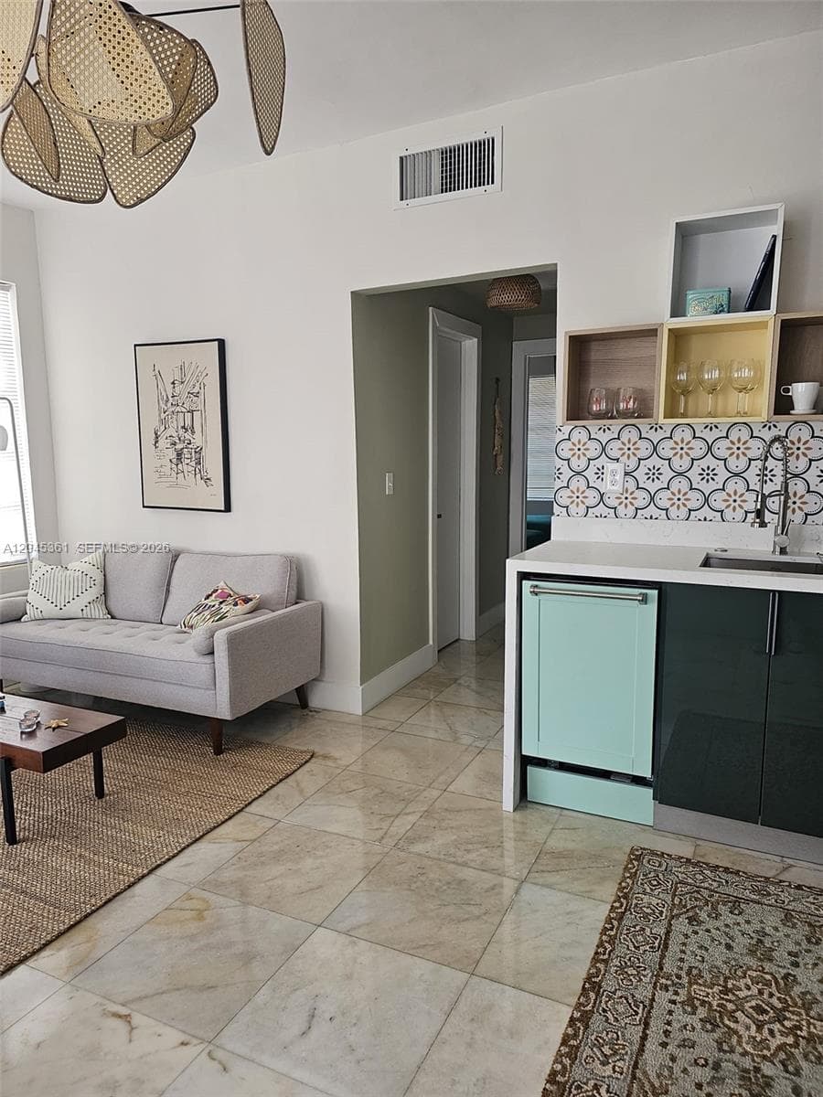 A12045361 — Miami Beach — 10