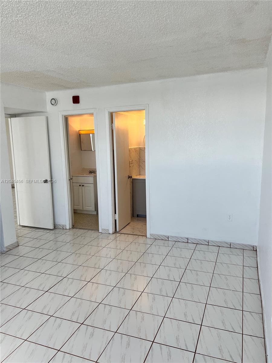A12045456 — Miami Beach — 16