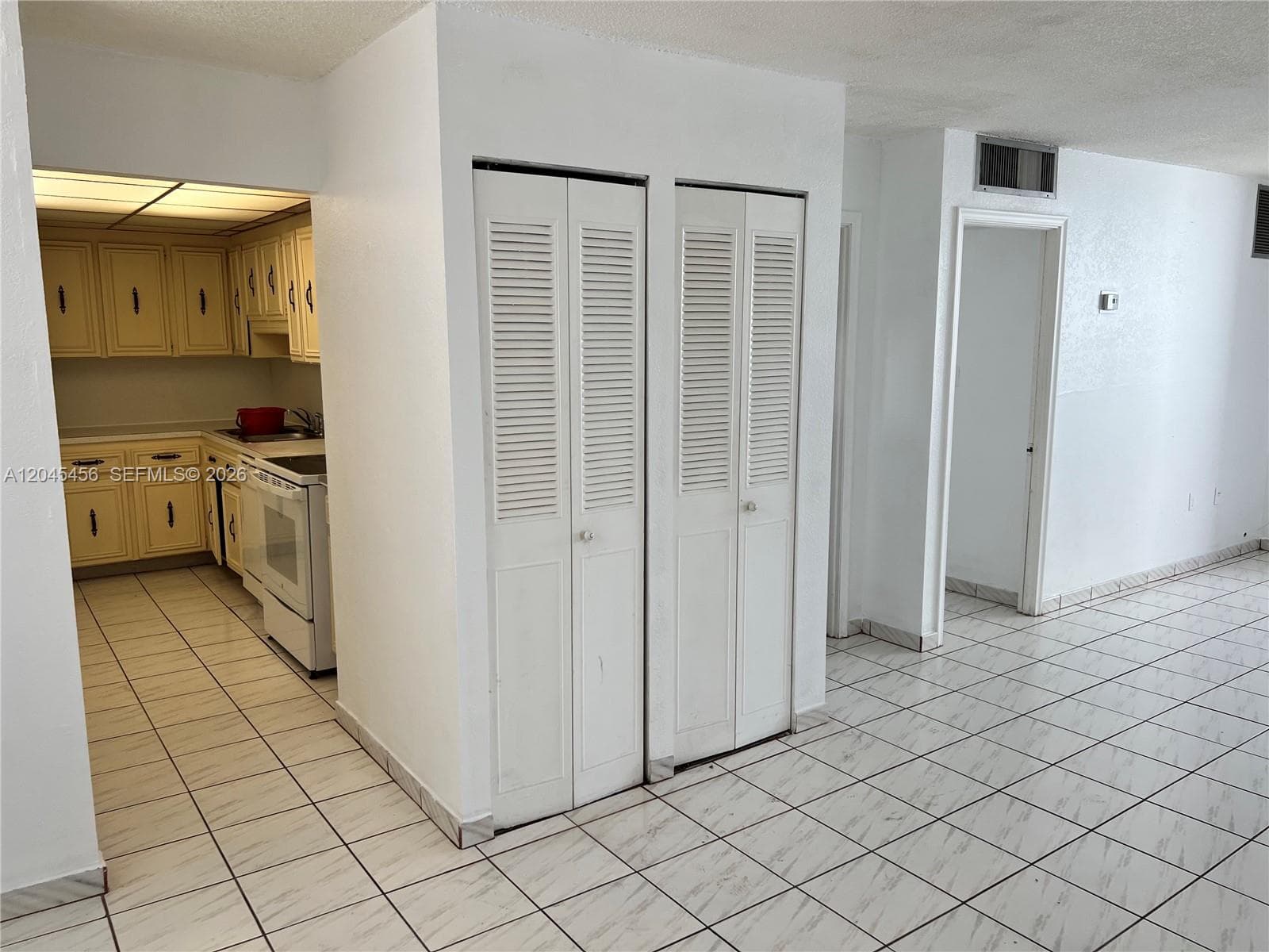 A12045456 — Miami Beach